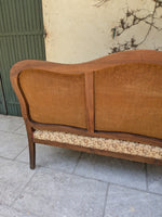 Load image into Gallery viewer, Banquette de style en bois mouluré et tapisserie fleurie – Charme d'antan