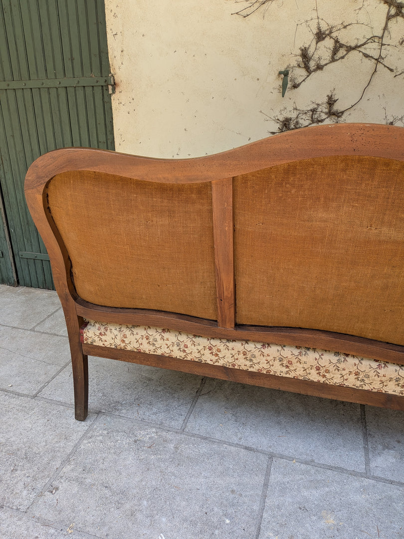 Banquette de style en bois mouluré et tapisserie fleurie – Charme d'antan