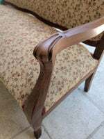 Load image into Gallery viewer, Banquette de style en bois mouluré et tapisserie fleurie – Charme d'antan