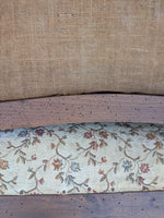 Load image into Gallery viewer, Banquette de style en bois mouluré et tapisserie fleurie – Charme d'antan