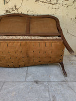 Load image into Gallery viewer, Banquette de style en bois mouluré et tapisserie fleurie – Charme d'antan