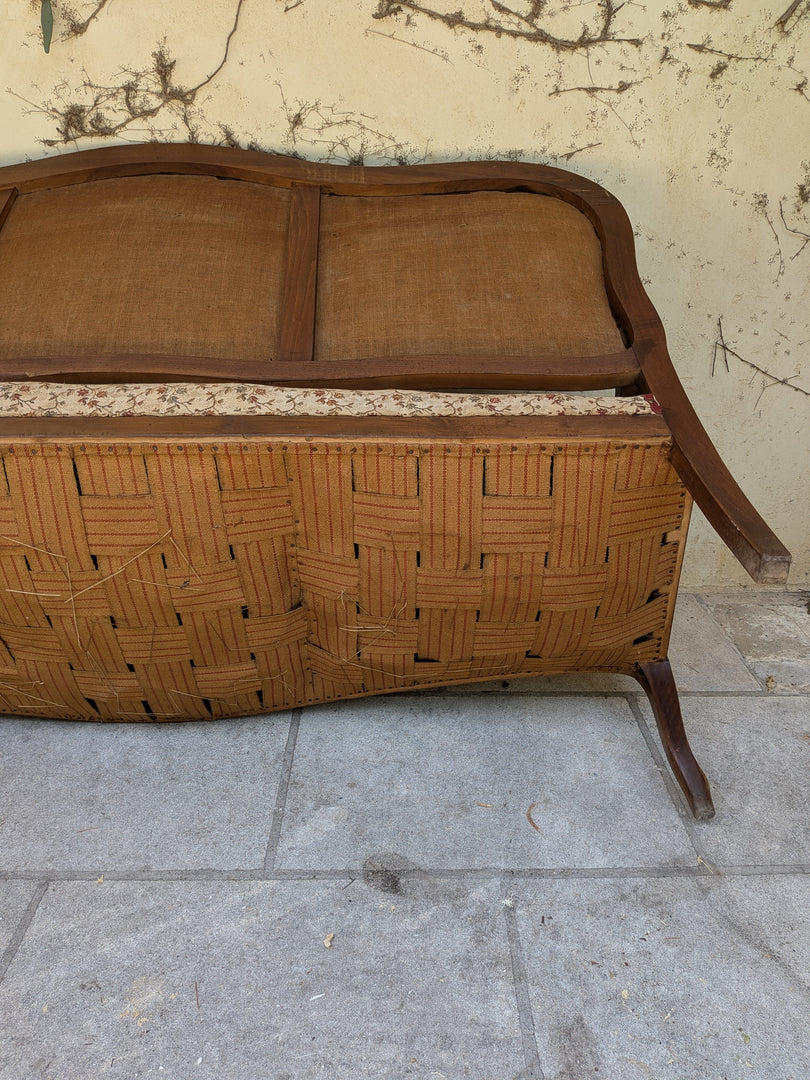 Banquette de style en bois mouluré et tapisserie fleurie – Charme d'antan
