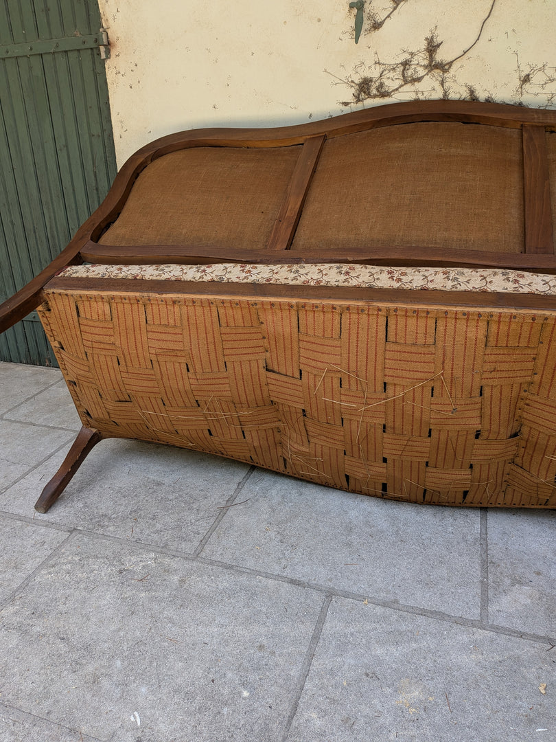 Banquette de style en bois mouluré et tapisserie fleurie – Charme d'antan