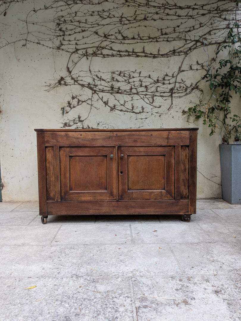 Buffet bas en bois massif sur roulettes – Style Industriel & Campagne