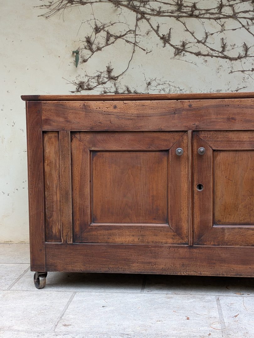 Buffet bas en bois massif sur roulettes – Style Industriel & Campagne