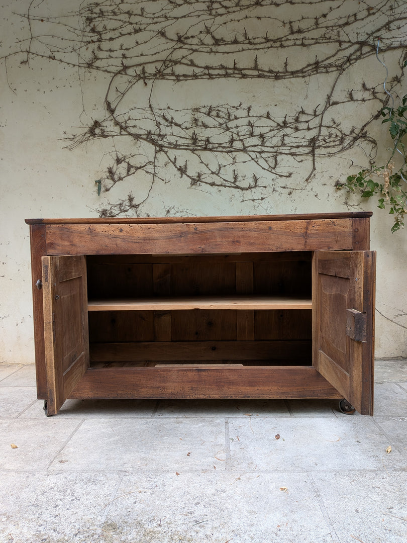 Buffet bas en bois massif sur roulettes – Style Industriel & Campagne