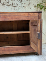 Load image into Gallery viewer, Buffet bas en bois massif sur roulettes – Style Industriel &amp; Campagne