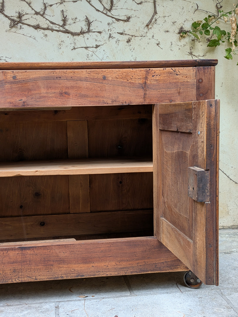 Buffet bas en bois massif sur roulettes – Style Industriel & Campagne