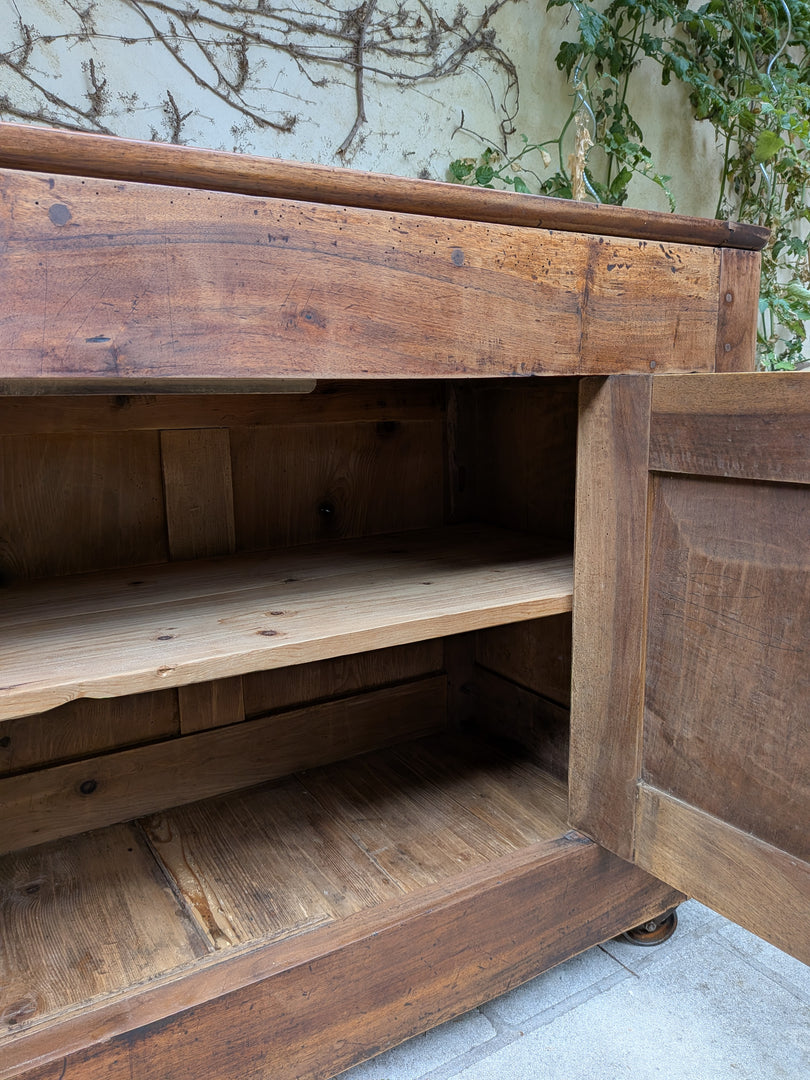 Buffet bas en bois massif sur roulettes – Style Industriel & Campagne