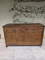 Load image into Gallery viewer, Buffet bas en bois massif sur roulettes – Style Industriel &amp; Campagne