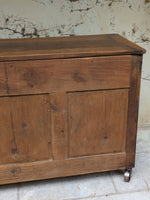 Load image into Gallery viewer, Buffet bas en bois massif sur roulettes – Style Industriel &amp; Campagne