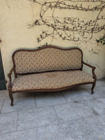 Load image into Gallery viewer, Banquette de style en bois mouluré et tapisserie fleurie – Charme d'antan