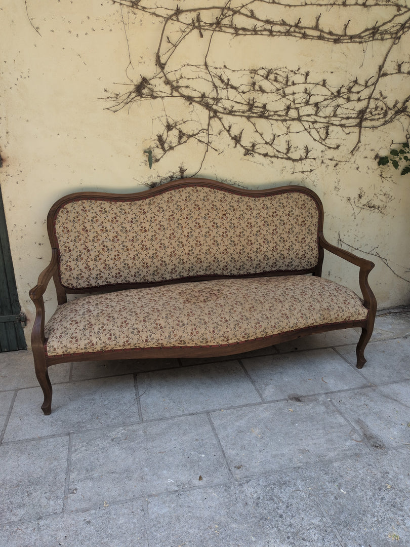 Banquette de style en bois mouluré et tapisserie fleurie – Charme d'antan